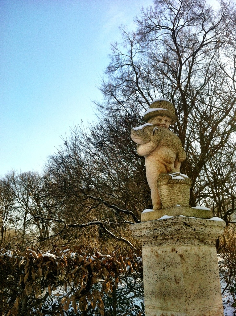 Maerchenbrunnen Statue with snow